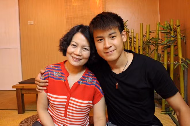 Cựu quán quân Hot Vteen 2012 Phan Nguyễn cũng không quên được hình ảnh chăm sóc của mẹ khi 9X mắc bệnh nặng. Hot boy cho biết: "Năm lớp 12, mình bị bệnh nguy hiểm đến tính mạng. Khi ấy, mình luôn tự ti vì khuôn mặt biến dạng, vừa xấu, vừa đau. Mẹ là người bên cạnh chăm chút từng tí. Mẹ thường trêu đùa, kể chuyện hài hước để mình quên đi đau đớn. Ngoài ra, mẹ cũng luôn động viên rằng, hình thức không quan trọng bằng sức khỏe". Kỷ niệm đáng nhớ bên mẹ của dàn hot boy Việt