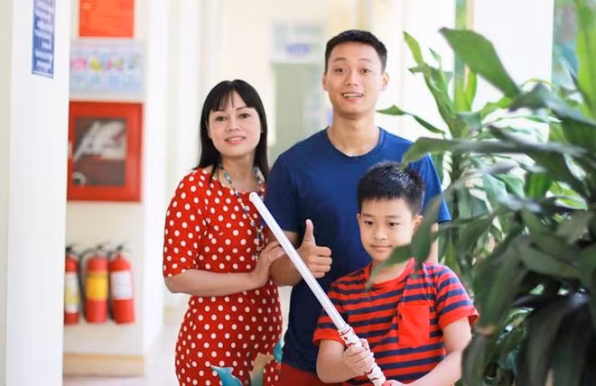 "Mẹ vừa là người sinh ra, nuôi nấng, vừa là người bạn thân nhất trong gia đình mình" - Nhật Anh chia sẻ. 9x cho biết, ngoài những trao đổi về công việc, cuộc sống gia đình, bạn bè, mẹ là quân sư giàu kinh nghiệm trong lĩnh vực tình cảm. Nhật Anh luôn nhận được những lời khuyên hữu ích từ mẹ. Bên cạnh đó, 2 mẹ con cũng thường xuyên đi mua sắm, ăn uống mỗi khi có thời gian rảnh. Kỷ niệm đáng nhớ bên mẹ của dàn hot boy Việt