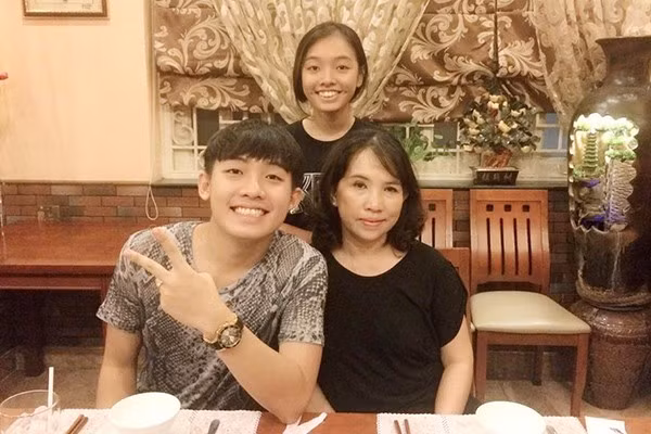 Với lịch làm việc bận rộn, thường xuyên đi công tác xa nhà, Phở Đặc Biệt rất ít khi có thời gian bên gia đình. Mẹ của hot Vlogger cũng rất bận nên cả hai ít có thời gian nói chuyện. "Kỷ niệm đáng nhớ nhất với mình là lần đầu tiên có hợp đồng làm việc của một công ty giải trí khi 18 tuổi. Mẹ đã nói lời tự hào và bày tỏ sự hãnh diện khi mình có thể tự lập từ sớm" - Phở Đặc Biệt chia sẻ. Kỷ niệm đáng nhớ bên mẹ của dàn hot boy Việt
