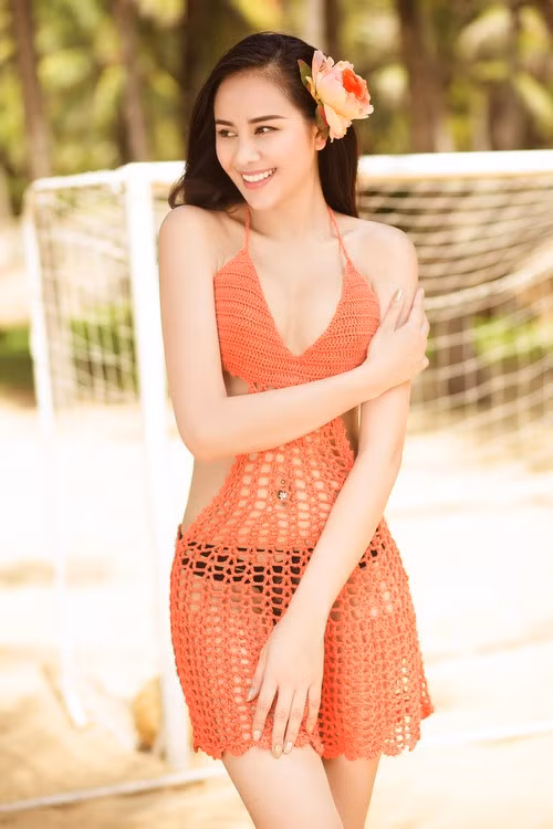 Sella Trương khoe đường cong với áo tắm nửa kín nửa hở ảnh 3