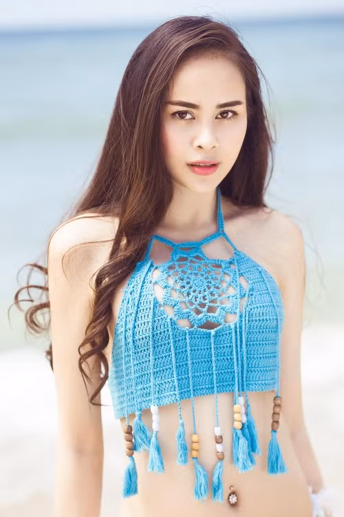 Sella Trương khoe đường cong với áo tắm nửa kín nửa hở ảnh 1