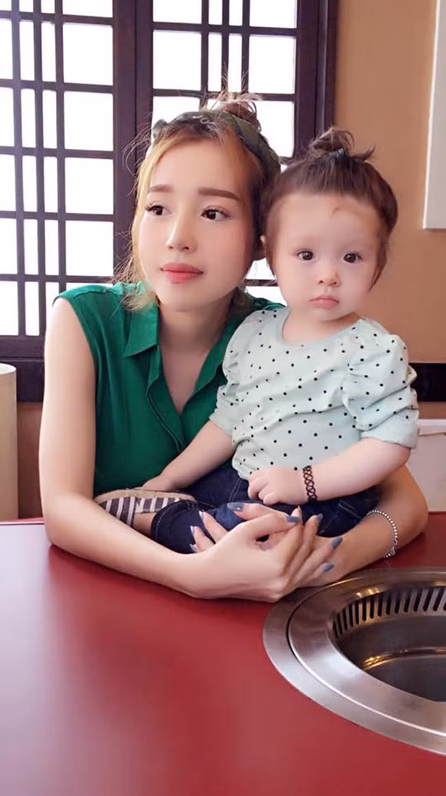 Mẹ con Elly Trần rạng rỡ đón Trung thu ảnh 22 Mẹ con Elly Trần rạng rỡ đón Trung thu ảnh 22