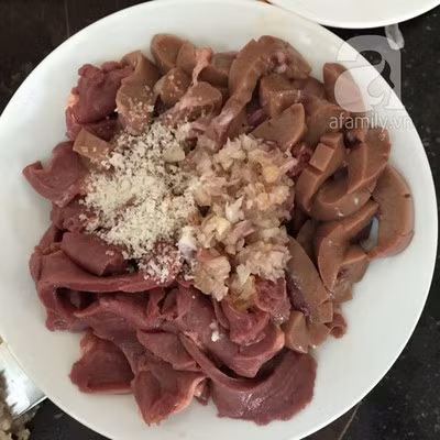 Hành hoa đập dập và băm nhỏ, chia làm 2 phần. Tim và cật khi mua về bạn rửa sạch và bóp với một chút rượu cho hết mùi hôi của nội tạng. Thái mỏng tim. Bạn khía nhẹ các đường dọc theo chiều dài quả cật để tạo miếng cật hình hoa. Cho tim cật và 1 phần hành khô băm nhỏ cùng với gia vị, chút nước mắm, hạt tiêu vào ướp khoảng 15 phút.