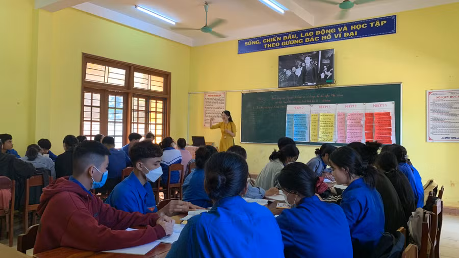 Giờ ôn tập Lịch sử theo chuyên đề của học sinh lớp 12 Trường THPT Hướng Phùng (Quảng Trị).