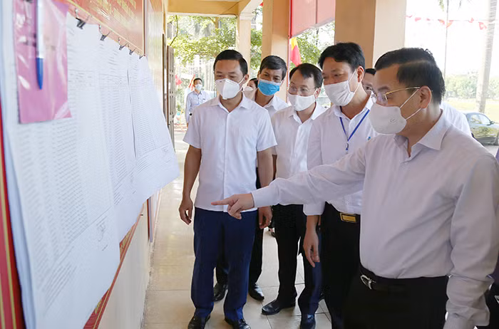 Chủ tịch UBND TP Chu Ngọc Anh kiểm tra công tác bầu cử tại huyện Phúc Thọ.