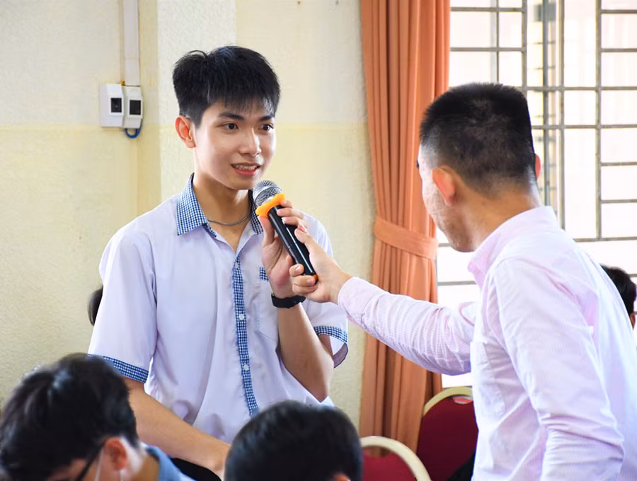 Học sinh giao lưu, chia sẻ cùng diễn giả tại ngày hội.