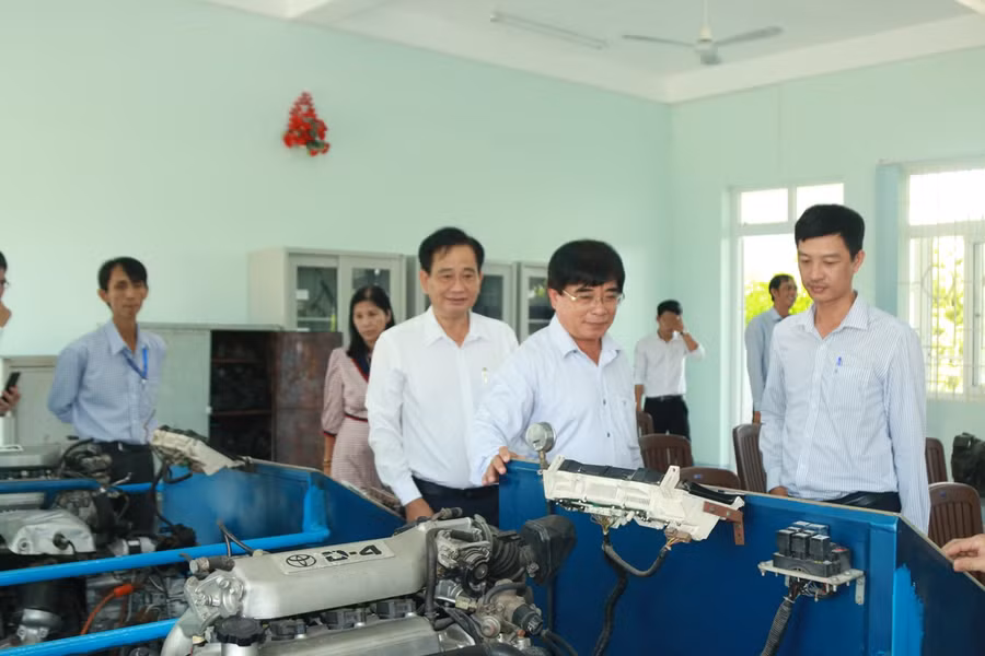 Các thiết bị tại phòng thực hành kỹ thuật ô tô.