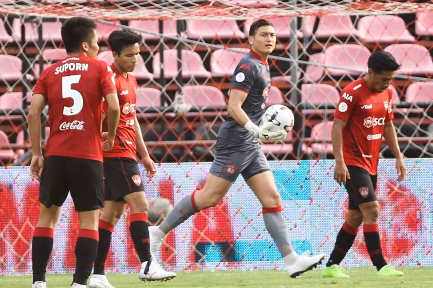 Văn Lâm thi đấu nổi bật dù đội nhà Muangthong Utd thua trận. (Ảnh: Muangthong Utd).