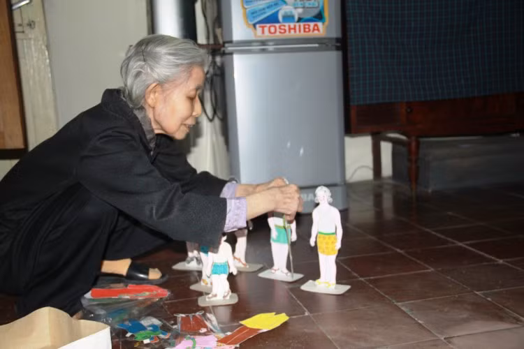 Niềm vui của NGND Phi Vân Khanh bên đồ dùng dạy học tự làm.
