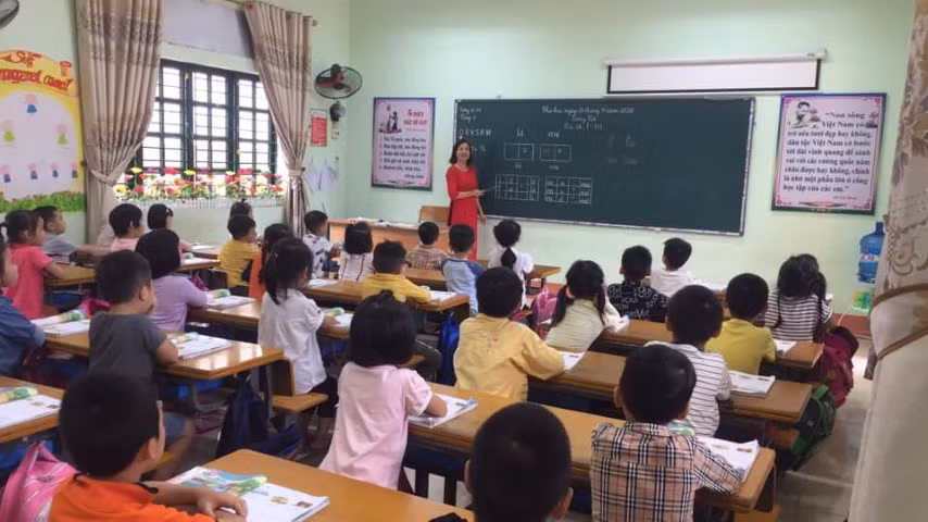 Giờ học của cô và trò lớp 1C Trường Tiểu học Pom Hán (thành phố Lào Cai – Lào Cai). Ảnh: NTCC