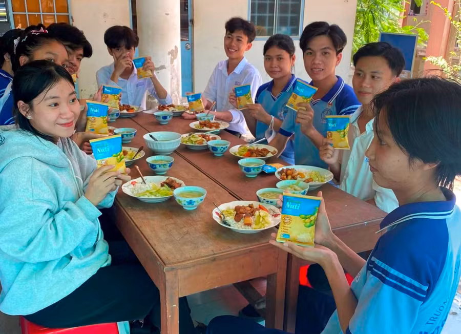 Sau giờ ôn thi, học sinh lớp 12 Trường THPT Nguyễn Văn Thiệt (Vĩnh Long) dùng bữa cơm trưa nóng hổi do thầy cô nấu.