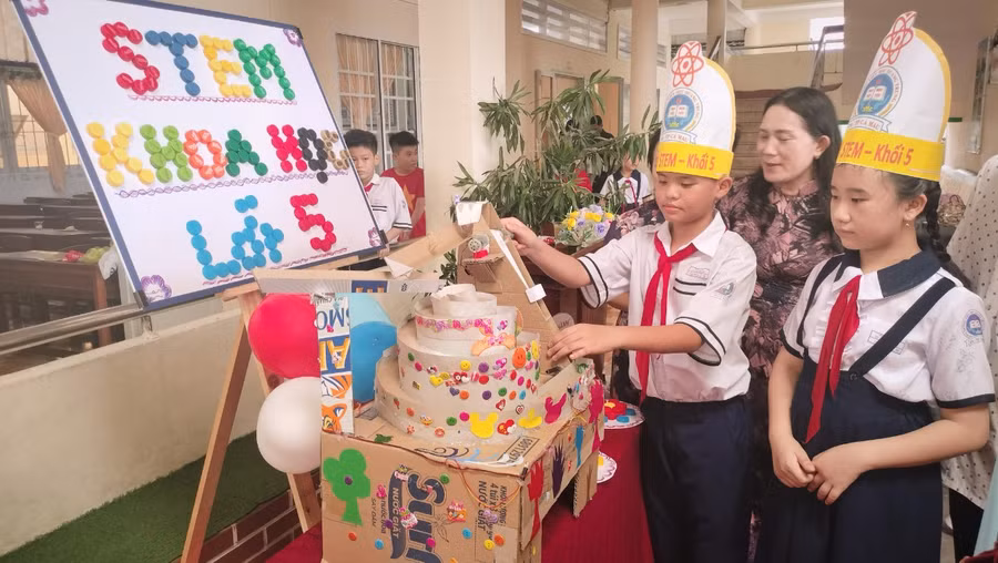 Quách Phước An với mô hình “Cầu trượt kỳ diệu” trong Ngày hội STEM.