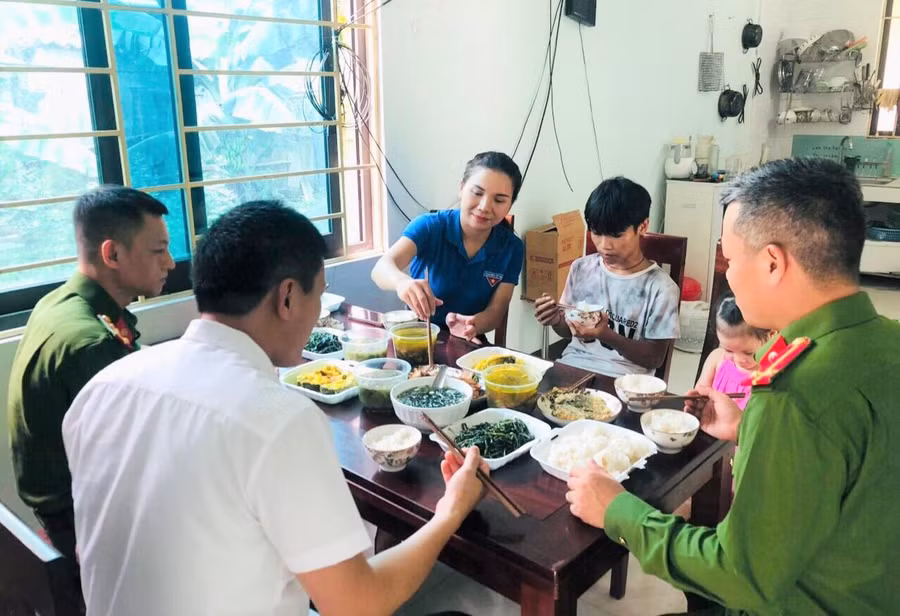 Em Lê Văn Cường được công an xã Môn Sơn, huyện Con Cuông, Nghệ An chăm sóc, đưa đón trong những ngày thi vào lớp 10.