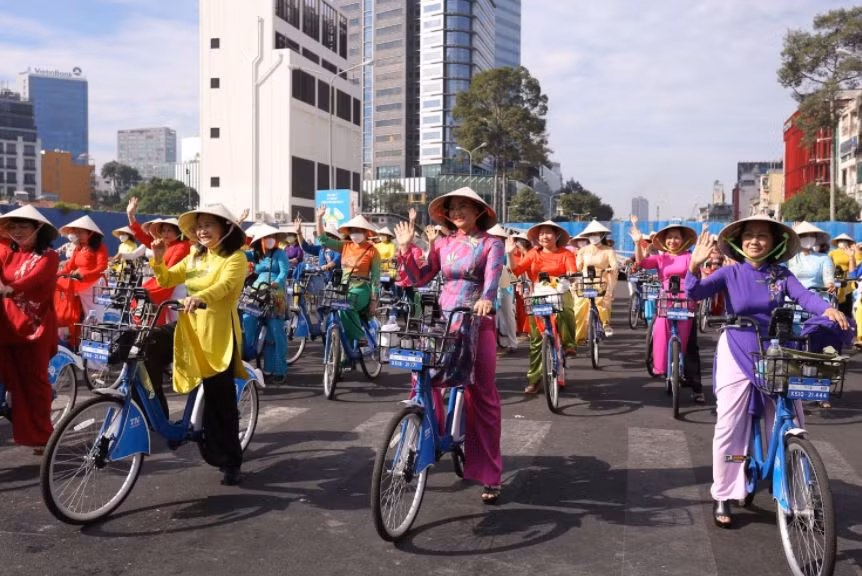 Cuộc vận động thiết kế áo dài với chủ đề “Áo dài ra thế giới” được tổ chức với mong muốn khơi nguồn cảm hứng sáng tạo về áo dài.