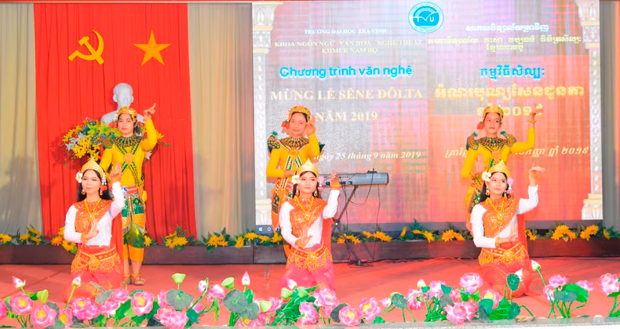 Sinh viên Khoa Ngôn ngữ - Văn hóa - Nghệ thuật Khmer Nam Bộ (Trường ĐH Trà Vinh) biểu diễn mừng lễ Sêne Đôlta. Sinh viên Khoa Ngôn ngữ - Văn hóa - Nghệ thuật Khmer Nam Bộ (Trường ĐH Trà Vinh) biểu diễn mừng lễ Sêne Đôlta.