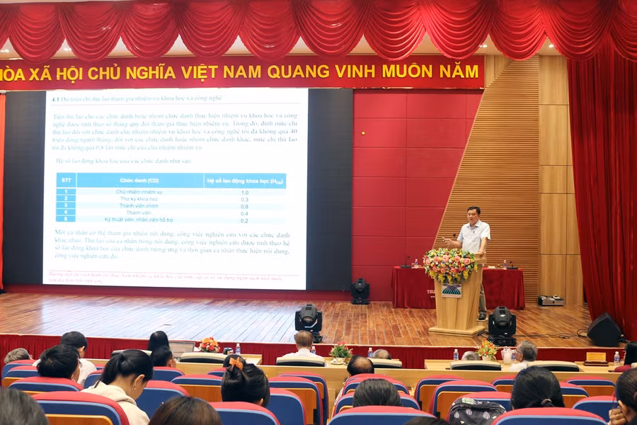 Báo cáo viên trình bày tại Hội nghị.