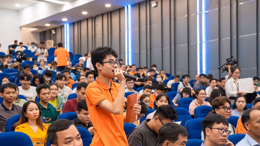 Sinh viên đặt câu hỏi và giao lưu vấn đề trí tuệ nhân tạo với diễn giả.