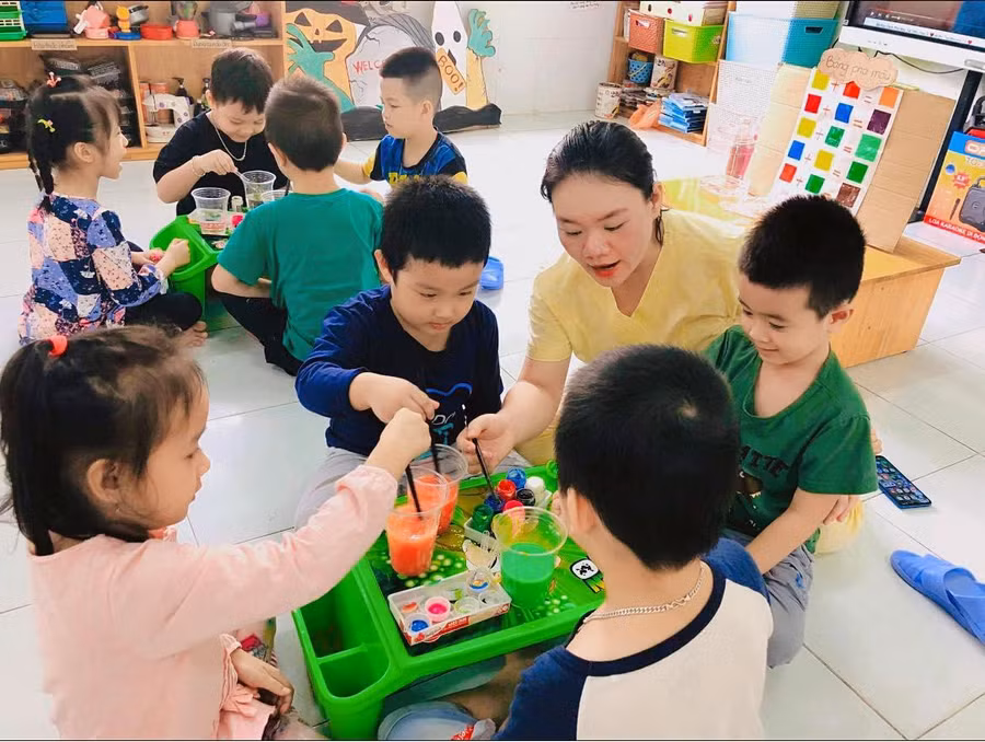 Học thông qua chơi với hoạt động pha màu nước của trẻ lớp Lớn, Trường Mầm non Bình Minh.