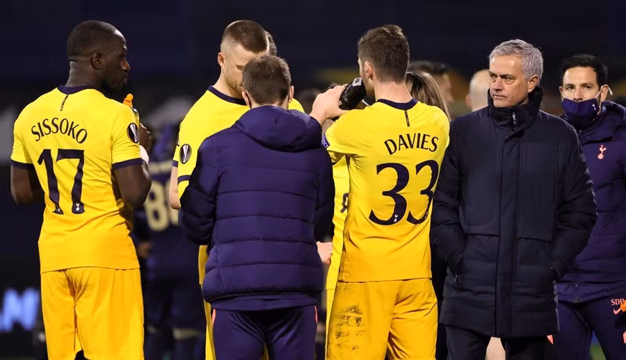 Tottenham để tuột vé tứ kết đầy bất ngờ.