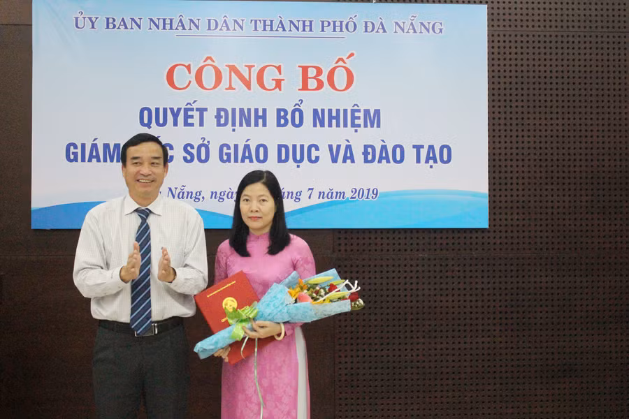 Ông Lê Trung Chinh – Phó Chủ tịch UBND TP Đà Nẵng trao quyết định bổ nhiệm chức danh Giám đốc Sở GD&ĐT cho bà Lê Thị Bích Thuận.