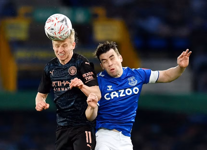 Hàng thủ Everton đã cố hết sức, nhưng vẫn không thể ngăn các ngôi sao bên phía Man City tỏa sáng. Ảnh: Reuters.