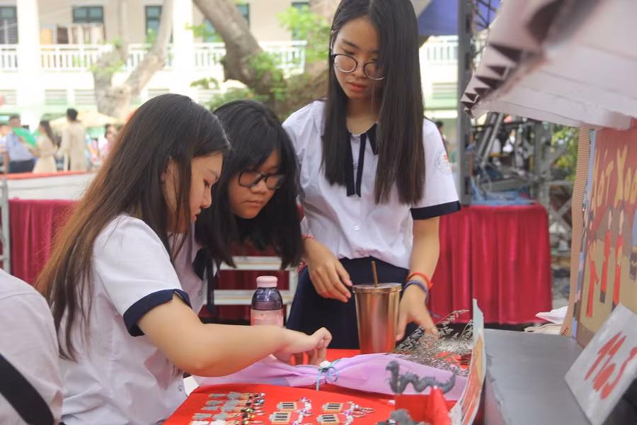 Học sinh chuẩn bị các đồ lưu niệm được bày tại các không gian di sản