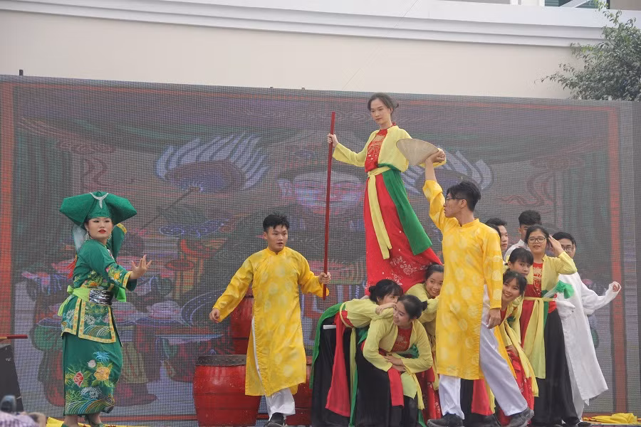 Lớp 12D5 với tiết mục Cô đôi thượng ngàn nhận được nhiều lời khen của các học sinh, đại biểu tham dự