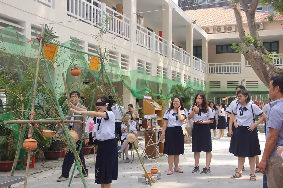 Các em học sinh hào hứng tham gia trò chơi dân gian tại sân trường