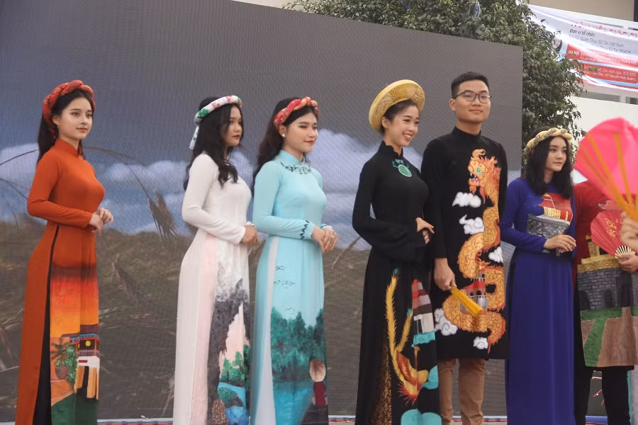 Trình diễn áo dài Con đường di sản