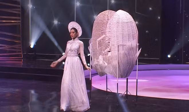Khánh Vân ghi điểm trong đêm thi trang phục truyền thống tại Miss Universe ảnh 2