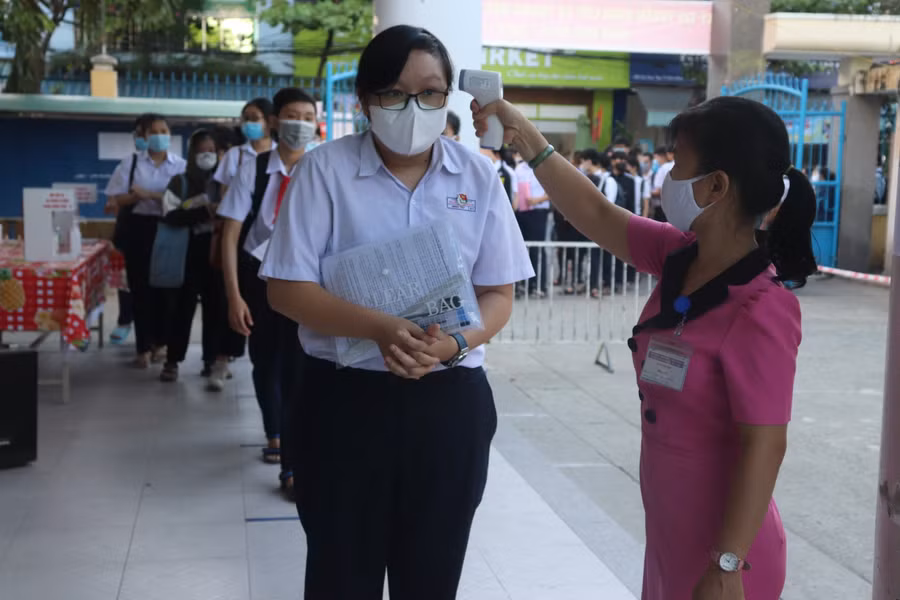Đo thân nhiệt cho thí sinh trước khi di chuyển về phòng thi