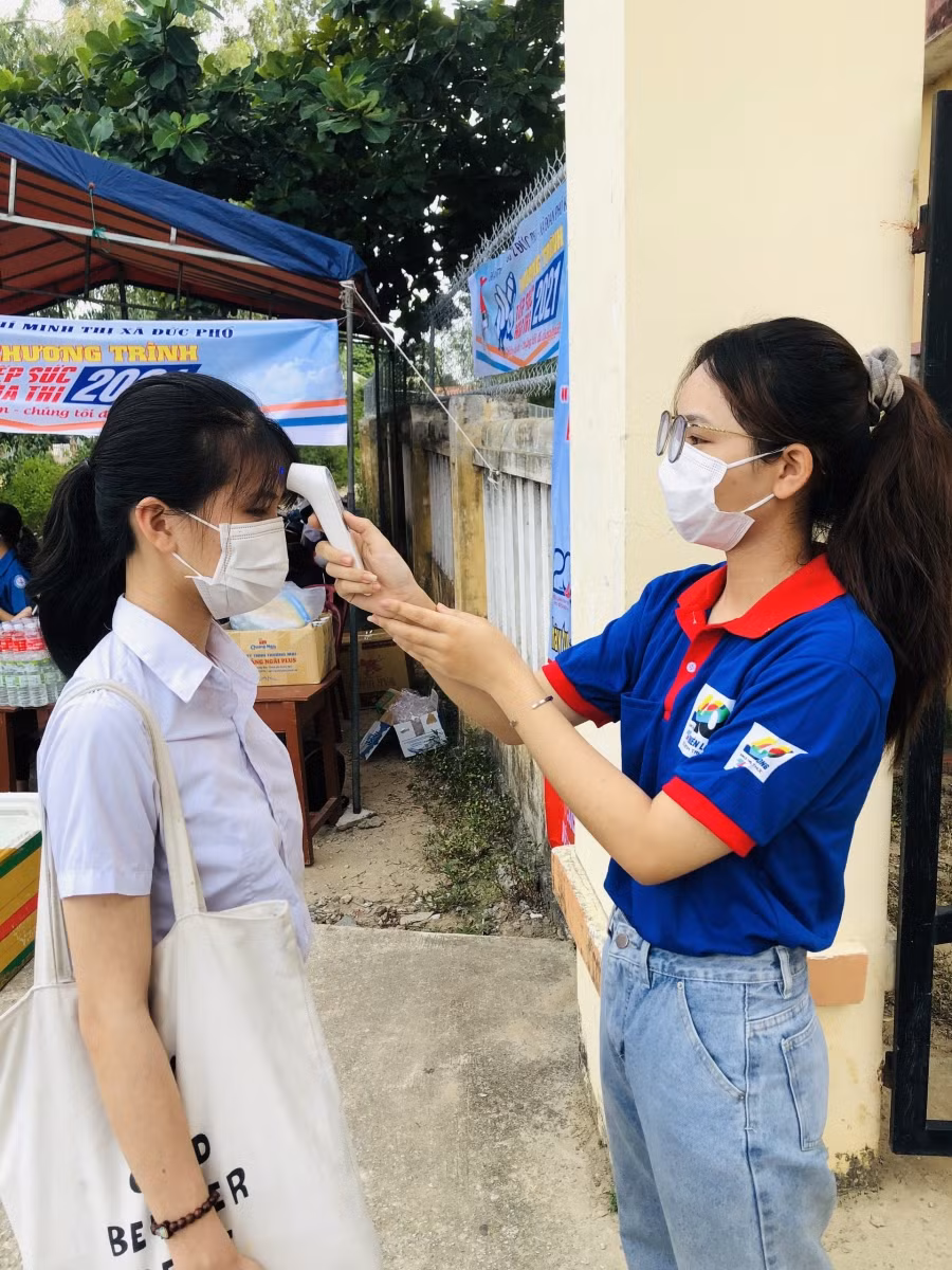 Sau khi đo thân nhiệt, thí sinh được nhắc nhở di chuyển về phòng thi, không tập trung theo nhóm tại sân trường hoặc dọc các hành lang