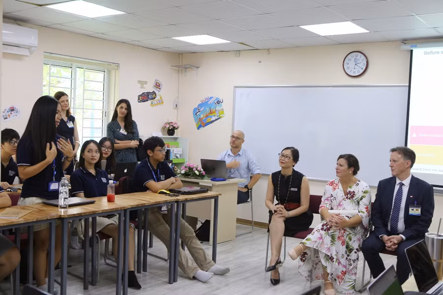 Phu nhân Thủ tướng trò chuyện với học sinh THPT đang theo học chương trình SACE International
