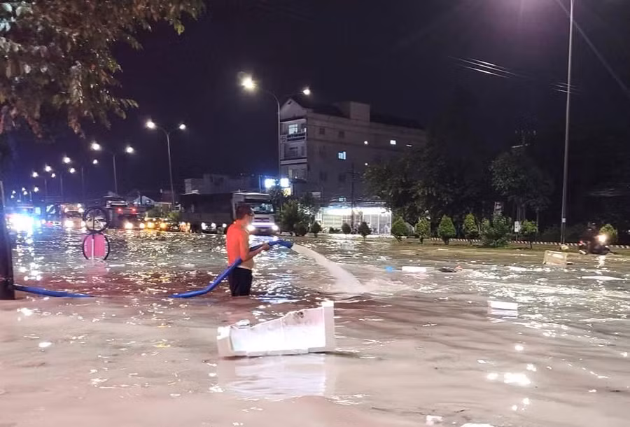 Sau mỗi cơn mưa, con đường phía trước nhà trường biến thành sông. Sau mỗi cơn mưa, con đường phía trước nhà trường biến thành sông.