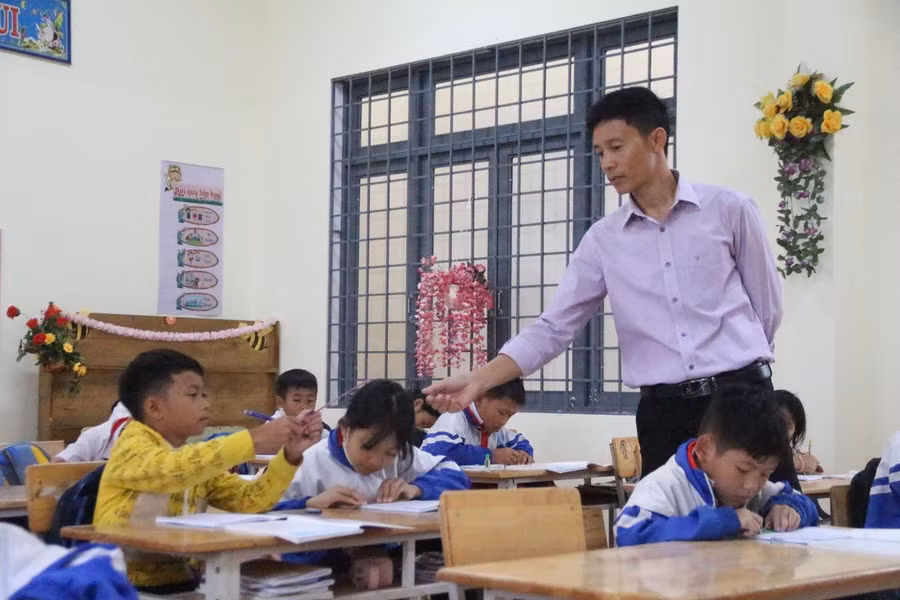 Thiếu giáo viên, thầy Phạm Văn Hùng - Phó hiệu trưởng Trường Tiểu học xã Đăk Hà phải đứng lớp 32 tiết/tuần. Thiếu giáo viên, thầy Phạm Văn Hùng - Phó hiệu trưởng Trường Tiểu học xã Đăk Hà phải đứng lớp 32 tiết/tuần.