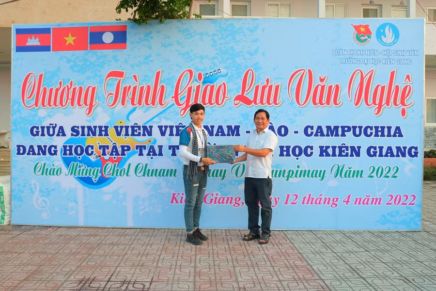 TS Nguyễn Văn Thành, Phó Hiệu trường Trường ĐH Kiên Giang tặng quà chúc mừng sinh viên Campuchia.