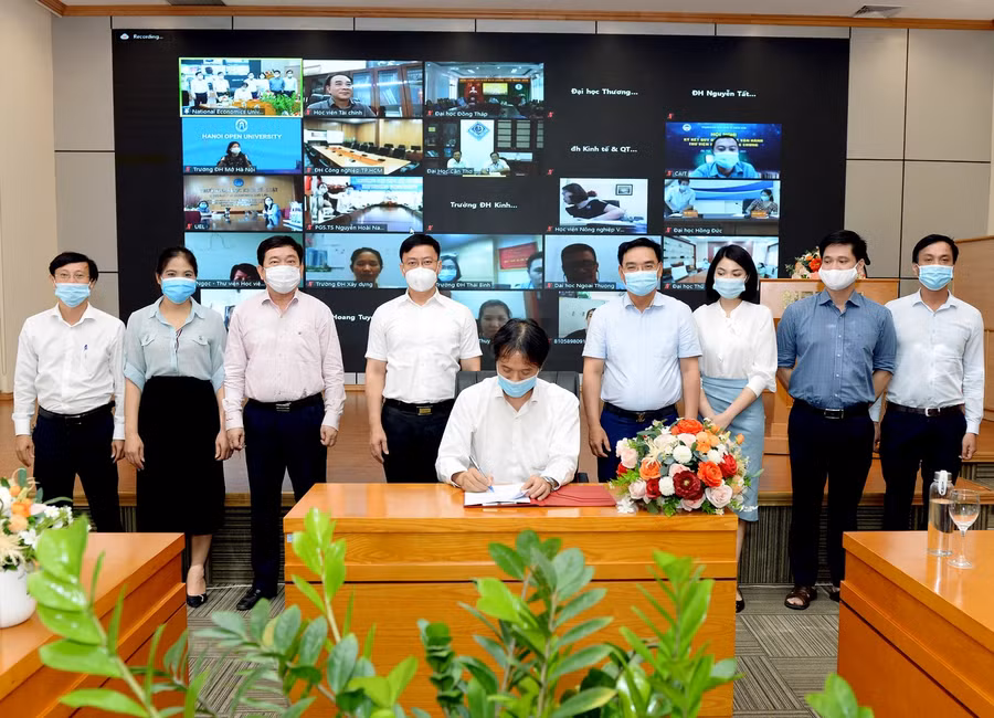 PGS.TS Phạm Hồng Chương - Hiệu trưởng Trường Đại học Kinh tế Quốc dân ký kết quy định cơ chế vận hành thư viện điện tử.