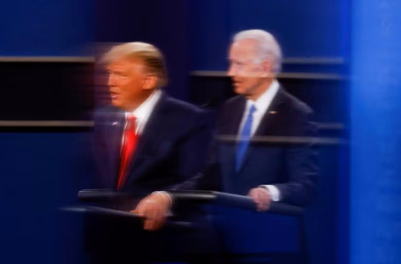 Tổng thống Donald Trump và ứng cử viên tổng thống của đảng Dân chủ Joe Biden tranh luận trong chiến dịch tranh cử tổng thống lần thứ hai tại Đại học Belmont ở Nashville, Tennessee, ngày 22 tháng 10 năm 2020. REUTERS/Mike Segar.