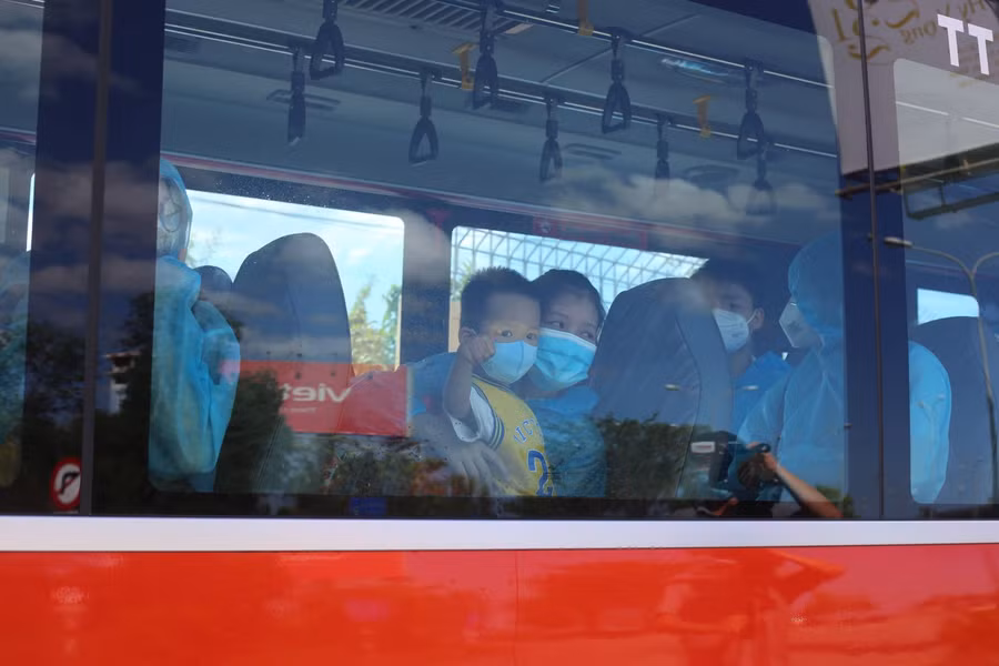 240 công dân đầu tiên từ TP Hồ Chí Minh trở về quê để tránh dịch.