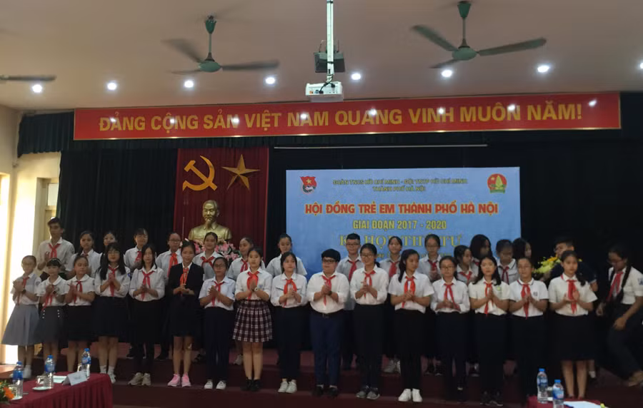 Các đại biểu thiếu nhi cùng chụp ảnh lưu niệm