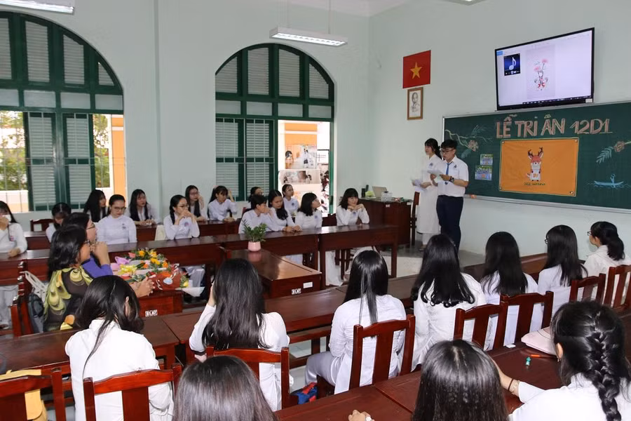 Lễ Tri ân trưởng thành Trường THPT Nguyễn Đình Chiểu (Tiền Giang) với sự tham gia của phụ huynh, giáo viên và học sinh. Lễ Tri ân trưởng thành Trường THPT Nguyễn Đình Chiểu (Tiền Giang) với sự tham gia của phụ huynh, giáo viên và học sinh.