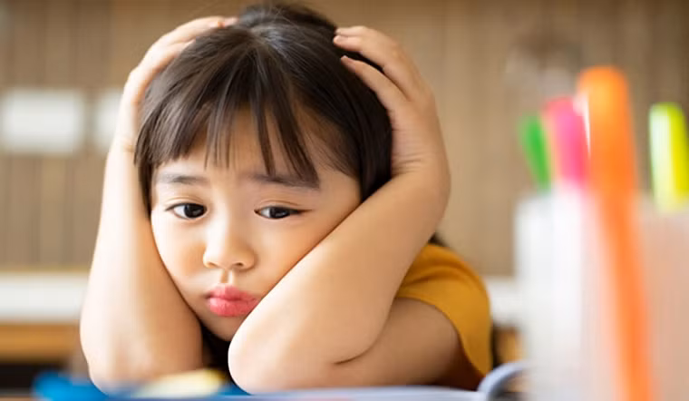 Cha mẹ nên dành thời gian quan tâm tới những gì con đang trải qua. Ảnh minh họa: ITN. Cha mẹ nên dành thời gian quan tâm tới những gì con đang trải qua. Ảnh minh họa: ITN.