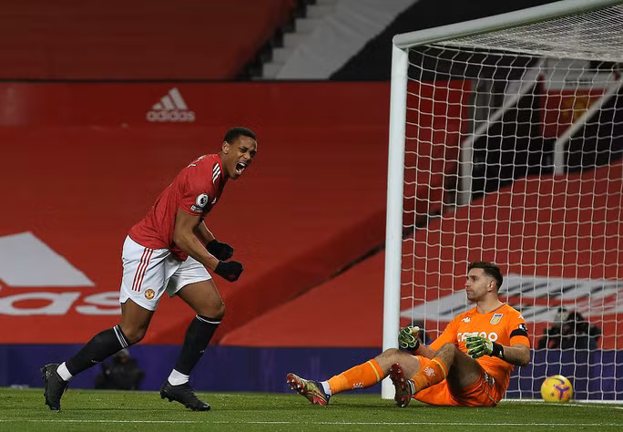 Quật ngã Aston Villa, Man United bắt kịp đội đầu bảng Liverpool - Ảnh 2.