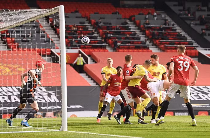 Vùi dập Burnley, Man United mơ soán ngôi Ngoại hạng của Man City - Ảnh 4.