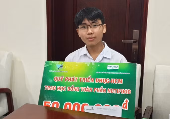 Em Phạm Trần Quốc Chiến, sinh viên khoa Ngữ Văn Anh (Đại học KHXH&amp;NV) nhận học bổng toàn phần NutiFood