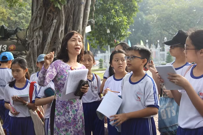 Học sinh thích thú học trải nghiệm cùng... xe tăng