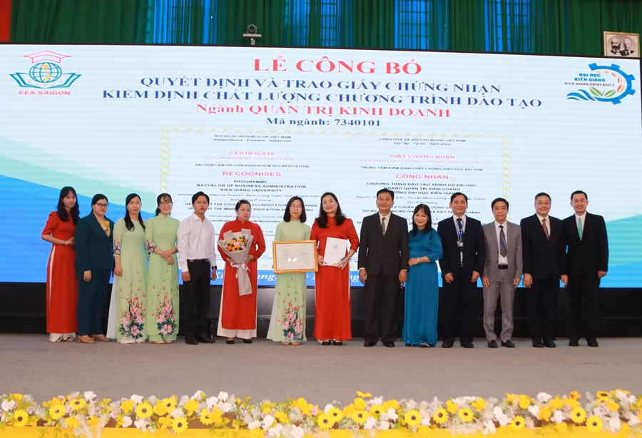 Trường ĐH Kiên Giang nhận giấy chứng nhận kiểm định chất lượng chương trình đào tạo.