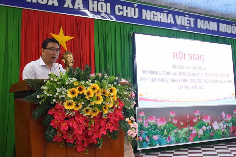 Lãnh đạo Phòng GD&amp;ĐT, các trường trình bày tham luận tại Hội nghị.