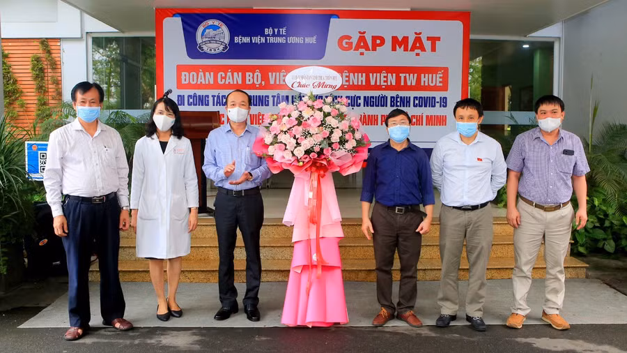 Lãnh đạo Bệnh viện Trung ương Huế động viên các y bác sĩ lên đường hỗ trợ TP Hồ Chí Minh chống dịch.