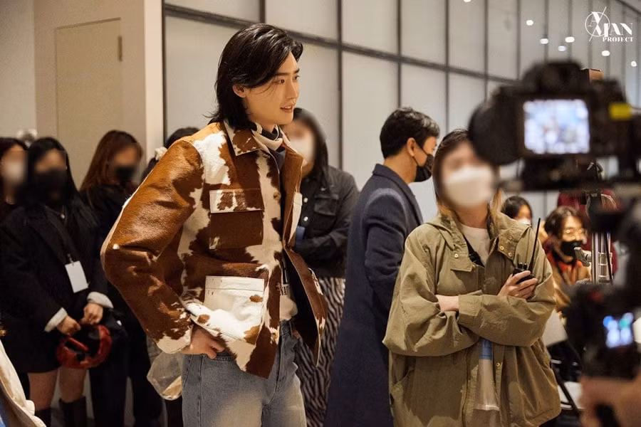 Lee Jong Suk xuất hiện ấn tượng tại Tuần lễ thời trang Seoul 2021 ảnh 1